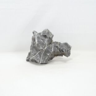 piedra amano negra mediana con dos tonos muy marcados