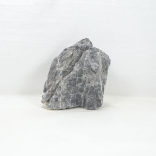 piedra amano negra mediana con dos tonos muy marcados