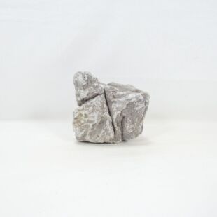 Roca Amano pequeña, triangular con surcos para decorar acuarios en tienda online peces y acuarios, Pzes Alcorcón.