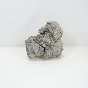 Roca Amano pequeña, triangular con surcos para decorar acuarios en tienda online peces y acuarios, Pzes Alcorcón.