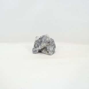piedra amano negra mediana con dos tonos muy marcados