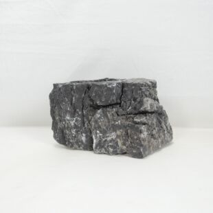 piedra amano negra mediana con dos tonos muy marcados