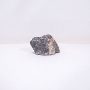 piedra amano negra mediana con dos tonos muy marcados