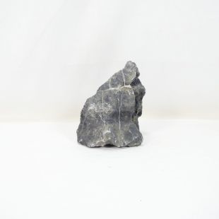 Roca Amano negra mediana con surcos para decorar acuarios en tienda online peces y acuarios, Pzes Alcorcón.