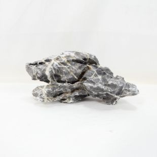 Roca Amano negra mediana con surcos para decorar acuarios en tienda online peces y acuarios, Pzes Alcorcón.