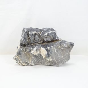 Roca Amano negra mediana con surcos para decorar acuarios en tienda online peces y acuarios, Pzes Alcorcón.