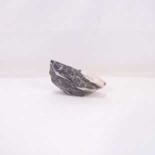 piedra amano negra mediana con dos tonos muy marcados