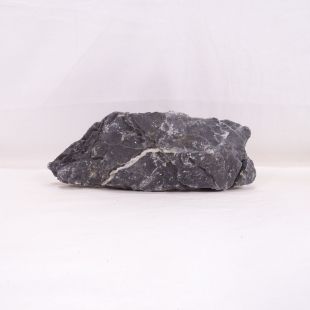 piedra amano negra mediana con dos tonos muy marcados