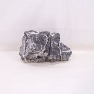 piedra amano negra mediana con dos tonos muy marcados