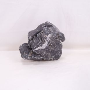 piedra amano negra mediana con dos tonos muy marcados