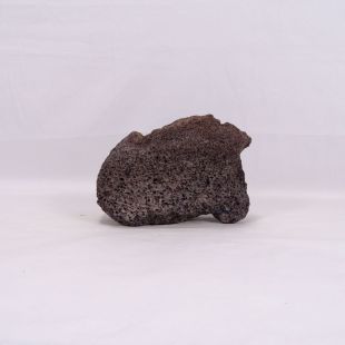 Comprar roca volcánica negra con agujeros para decorar acuarios en tienda online especializada en peces, Pzes Alcorcón.