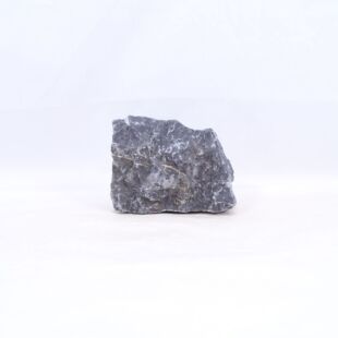 Roca Amano negra pequeña e irregular con detalles blancos para decorar acuarios en tienda online peces y acuarios, Pzes Alcorcón.