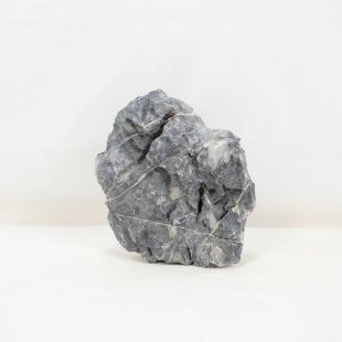 Roca Amano negra mediana y triangular con picos y marcas blancas, muy bonita, para decorar acuarios en tienda online peces y acuarios, Pzes Alcorcón.