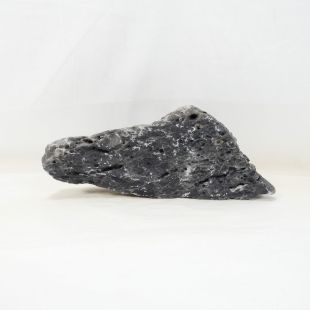 piedra amano negra mediana con dos tonos muy marcados